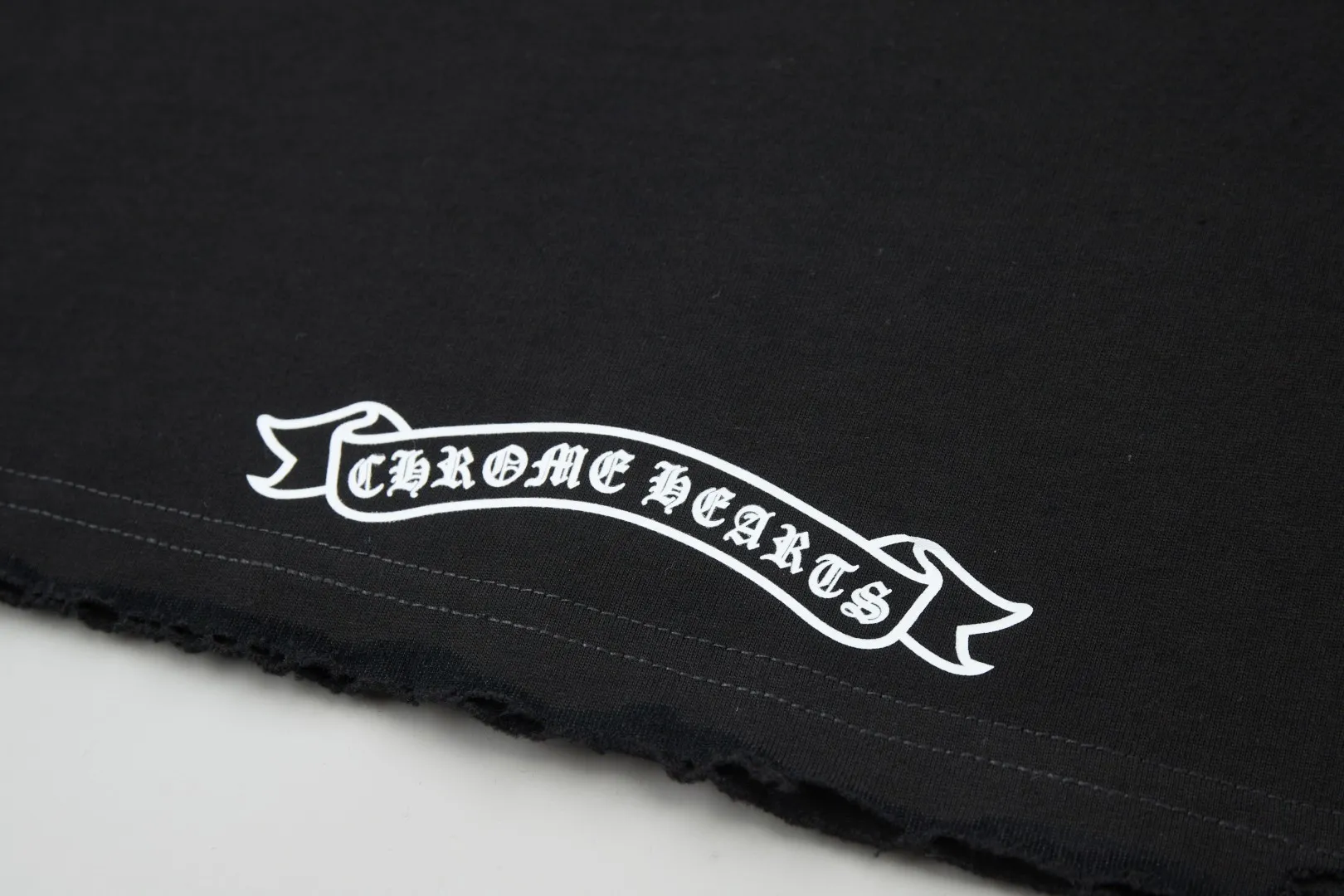 🅿️220 ✨CH✨🆕25SS spring and summer new style Crow Heart ✝ frame logo embroidered leather label short sleeves Light luxury essential item for daily commuting for men and women Correct version Welcome to compare Detailed features · 260g 100% pure cotton double yarn jersey fabric · Special thickened 32 pieces of double-strand 1X1 thread in the same vat · Double needle stitching and cross-stitching technology · Original main mark, washed tag, branded moisture-proof paper packaging Color: White/Black/ Size: S/M/L/XL